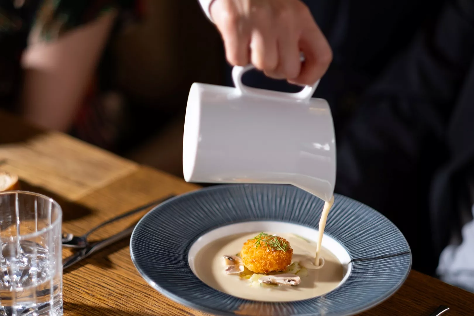 SERVIS JÍDEL A NÁPOJŮ