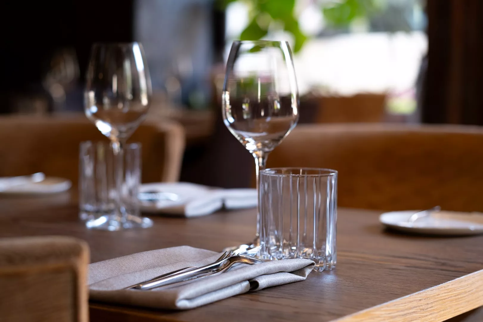 PŘÍCHOD A USAZENÍ HOSTA