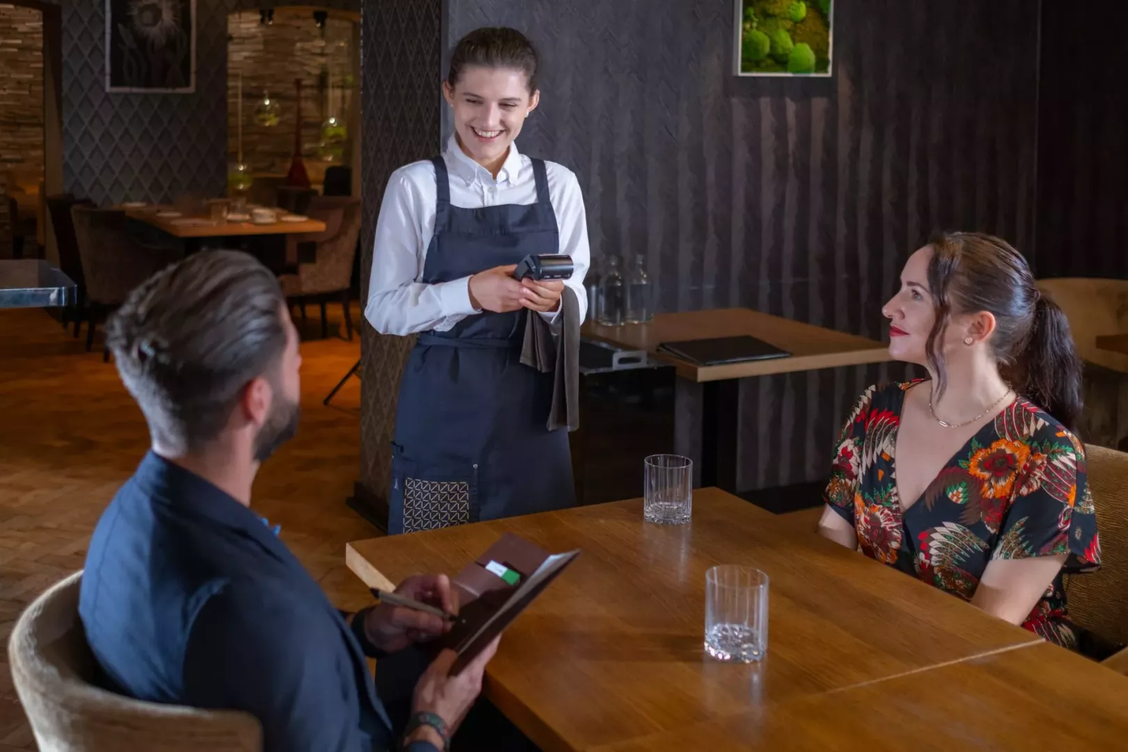 VYSTAVENÍ ÚČTU A ROZLOUČENÍ S HOSTY